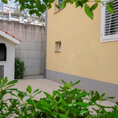 Apartment With Big And Free Private Parking Makarska Exterior photo