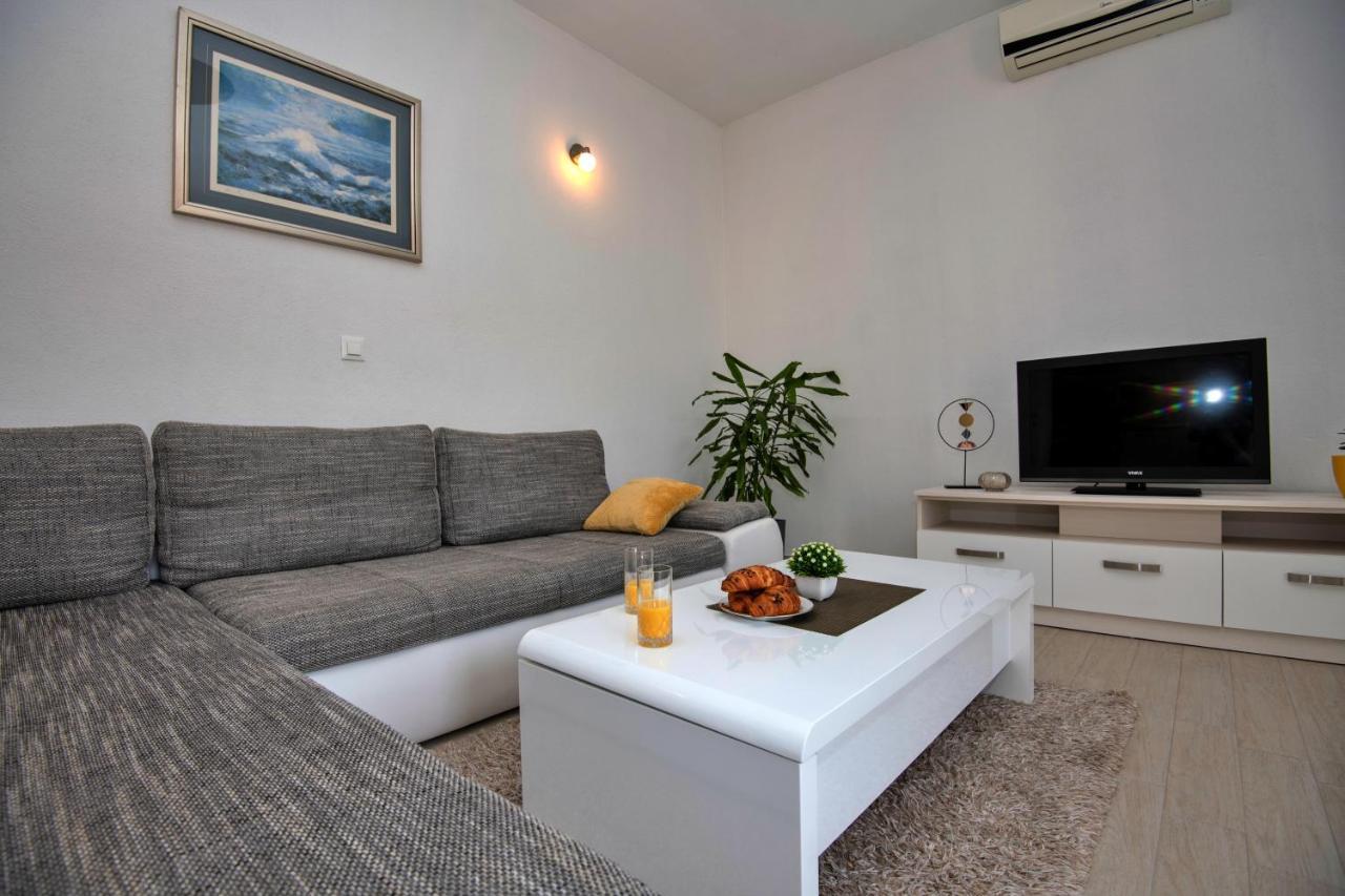 Apartment With Big And Free Private Parking Makarska Exterior photo