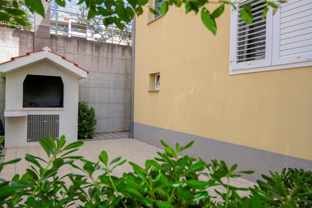 Apartment With Big And Free Private Parking Makarska Exterior photo