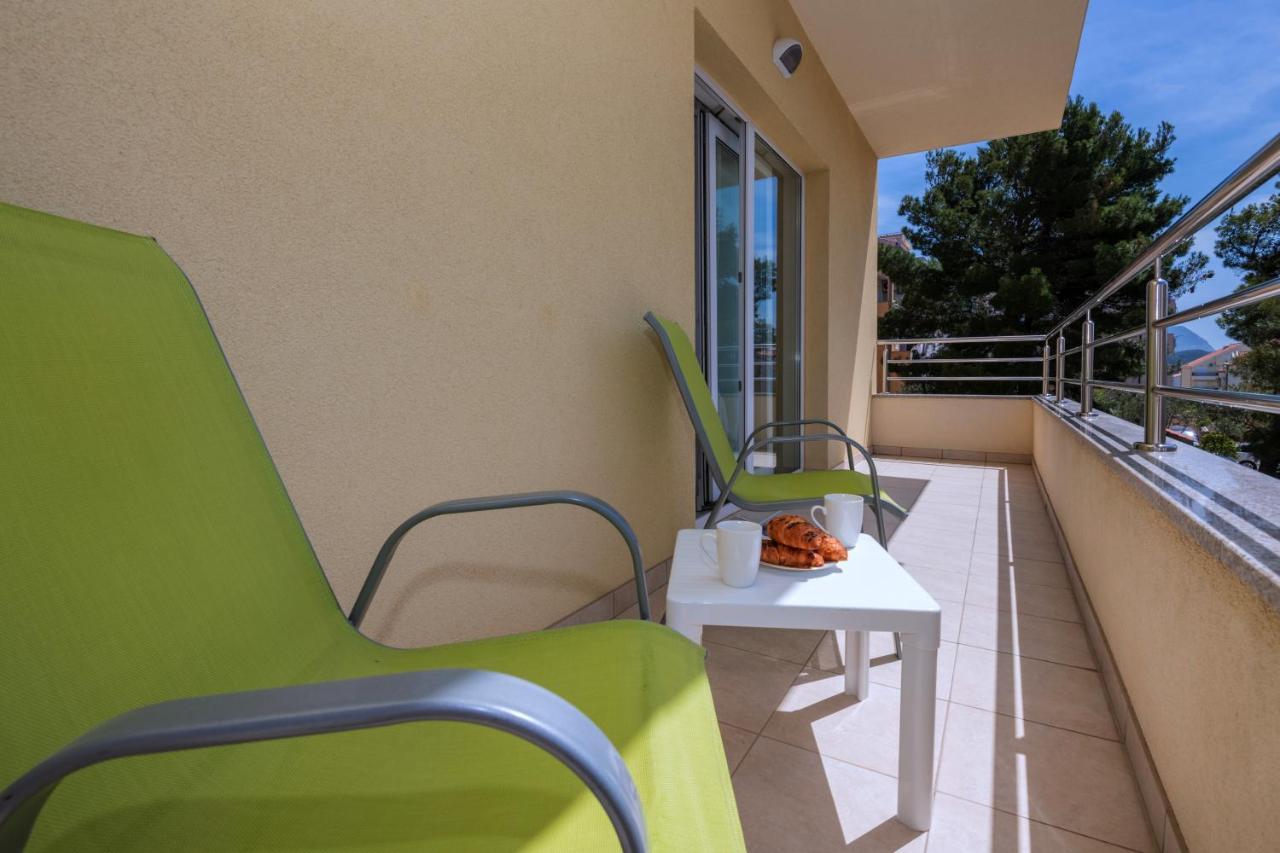 Apartment With Big And Free Private Parking Makarska Exterior photo