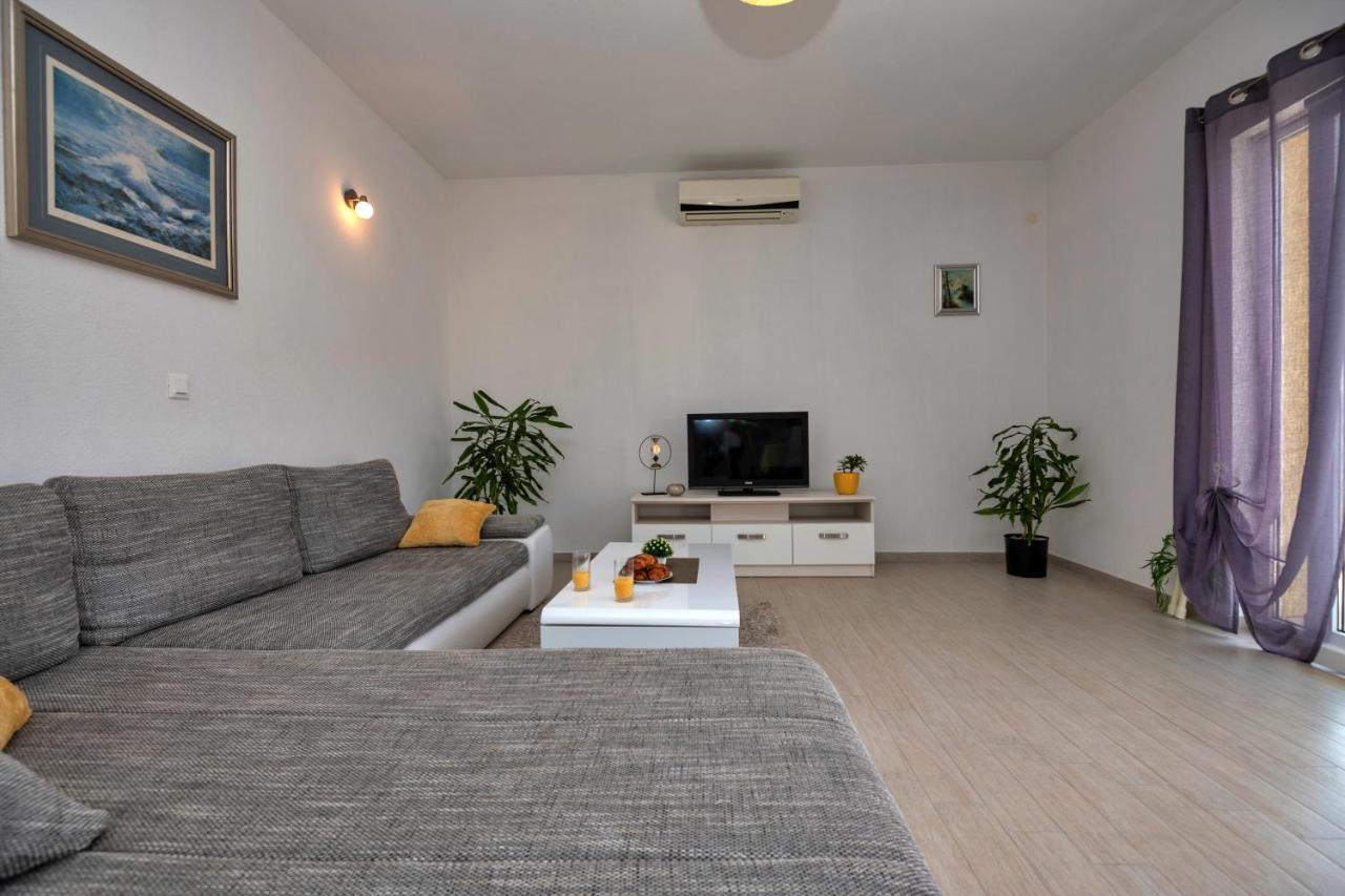 Apartment With Big And Free Private Parking Makarska Exterior photo