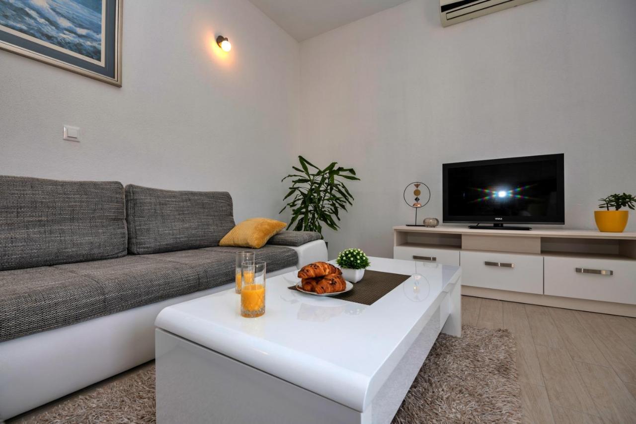 Apartment With Big And Free Private Parking Makarska Exterior photo