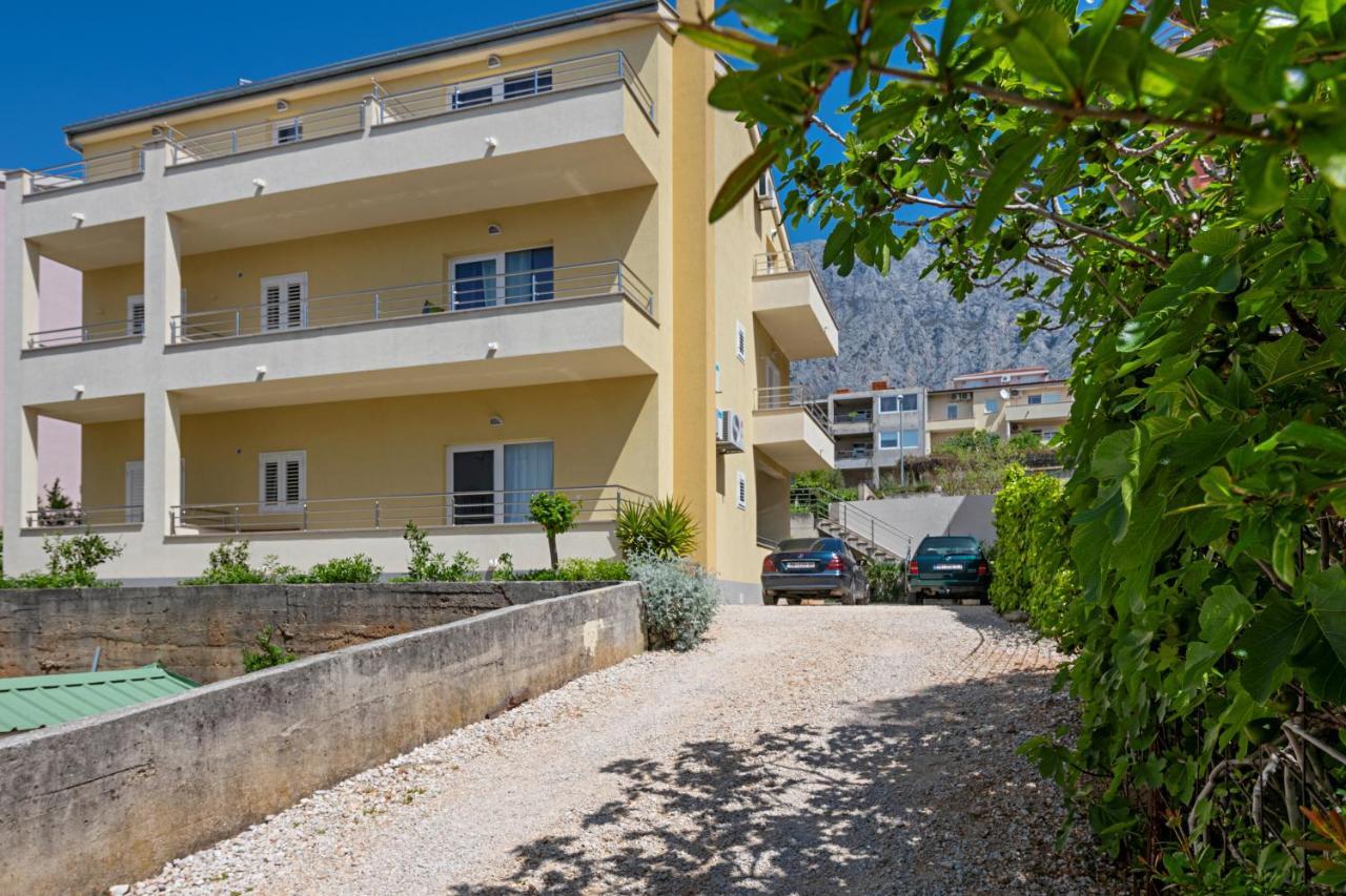 Apartment With Big And Free Private Parking Makarska Exterior photo