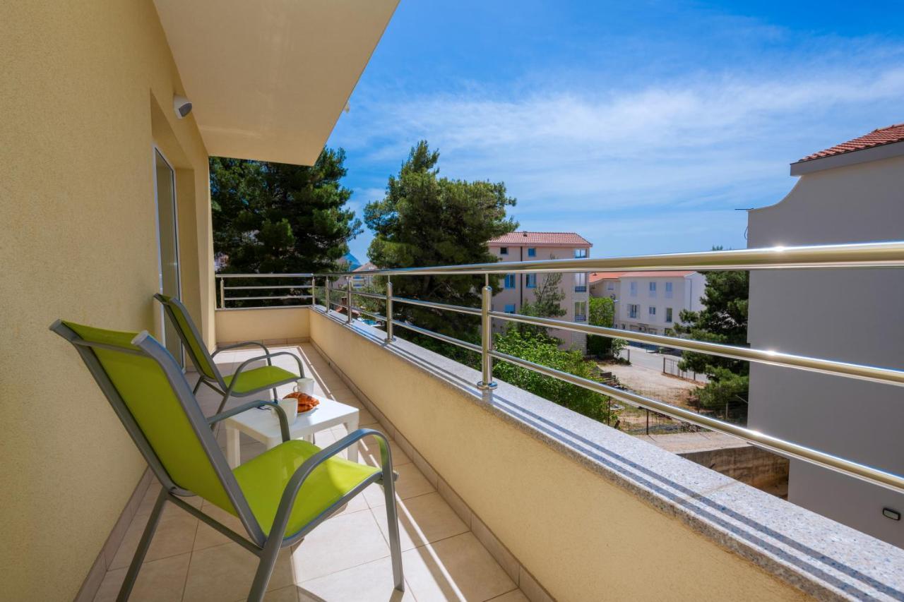 Apartment With Big And Free Private Parking Makarska Exterior photo