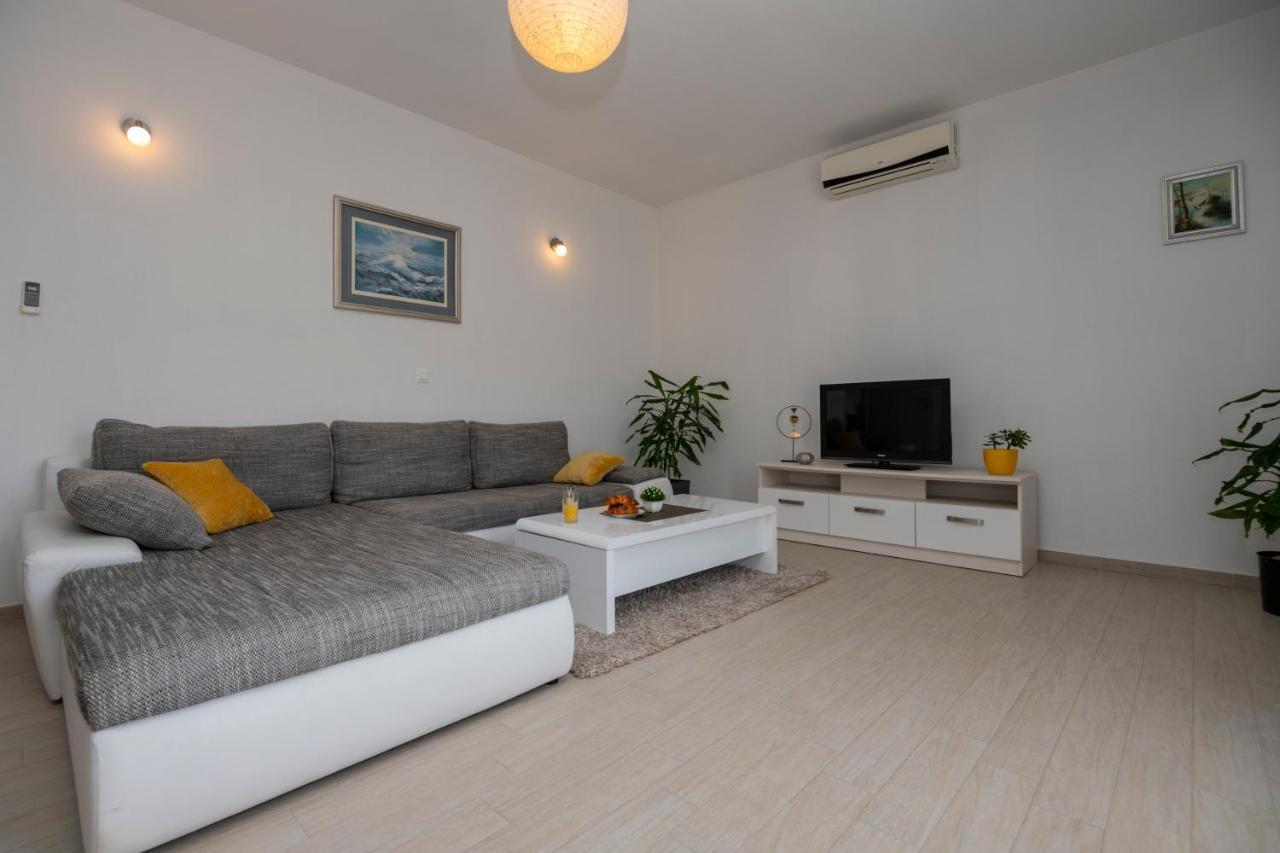 Apartment With Big And Free Private Parking Makarska Exterior photo