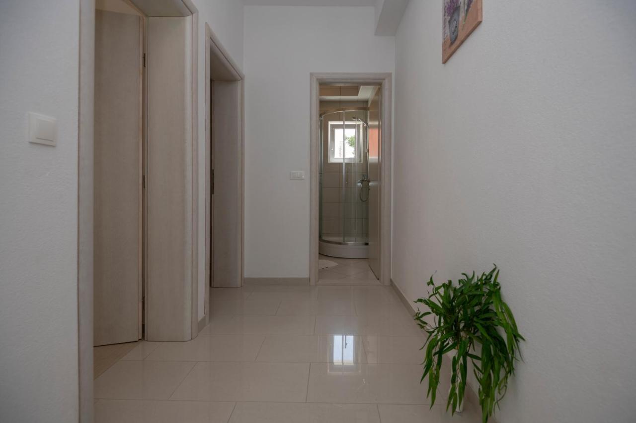 Apartment With Big And Free Private Parking Makarska Exterior photo